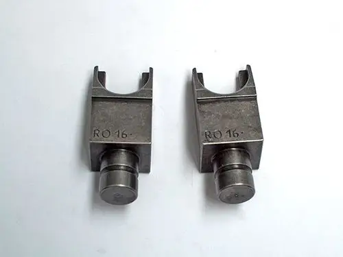 Zwei Metallteile mit einer offenen Schenkelstruktur, möglicherweise aus VA-Stahl, die die Marke Daikin zeigen. Die Teile haben eine runde Stange an der Unterseite.
